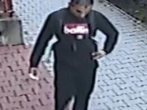 Zloděj vykradl tři auta za jednu noc. Hledá ho policie