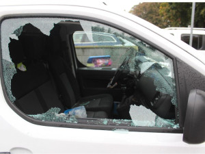 Zloděj vykradl tři auta za jednu noc. Hledá ho policie