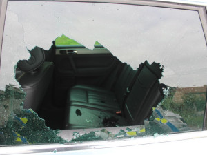 Zloděj vykradl tři auta za jednu noc. Hledá ho policie