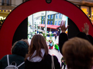 V centru Brna stojí virtuální brána do Irska. Lidé si přes ni vzájemně mávají