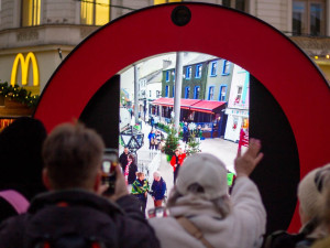 V centru Brna stojí virtuální brána do Irska. Lidé si přes ni vzájemně mávají