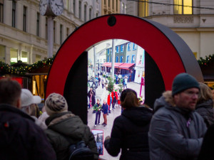 V centru Brna stojí virtuální brána do Irska. Lidé si přes ni vzájemně mávají