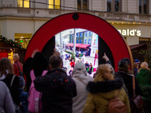 V centru Brna stojí virtuální brána do Irska. Lidé si přes ni vzájemně mávají