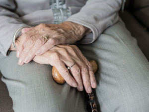 Seniorka doma spadla na zem a nemohla vstát. Doplazila se ke dveřím a otevřela holí