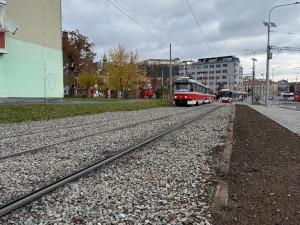 V Brně se zazelenají další koleje. Betonové pásy nahradily zelené plochy