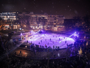 Na kluzišti na Moraváku už se prohánějí první bruslaři