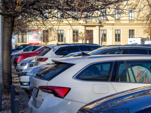 Radní schválili zdražení parkování. Od ledna zaplatí víc rezidenti i návštěvníci