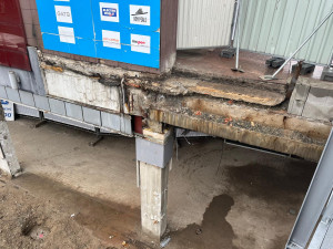 VIDEO: Kus terasy bývalého Prioru šel k zemi. Lidé se do Vaňkovky dostanou po provizorní plošině