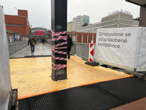 VIDEO: Kus terasy bývalého Prioru šel k zemi. Lidé se do Vaňkovky dostanou po provizorní plošině