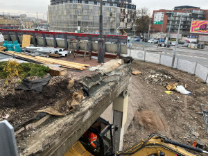 VIDEO: Kus terasy bývalého Prioru šel k zemi. Lidé se do Vaňkovky dostanou po provizorní plošině