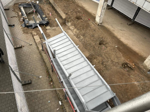 VIDEO: Kus terasy bývalého Prioru šel k zemi. Lidé se do Vaňkovky dostanou po provizorní plošině