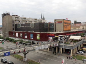 Víkendový trh v Brně nabízí vybavení někdejšího Prioru. Nejvíce však jdou na dračku reliéfní betonové panely