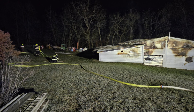 Při tragický požáru dílny v Oslavanech na Brněnsku zemřel muž. Vyšetřování příčiny požáru stále probíhá