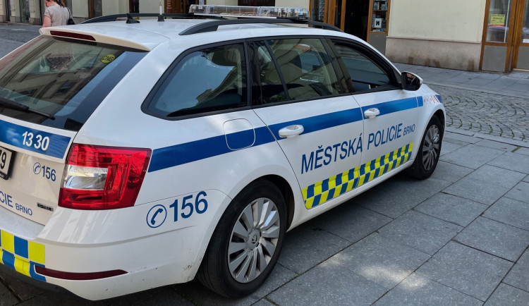 Muž v Brně se nechal odvézt taxi službou. Za cestu zaplatil, přesto prý udeřil řidiči pěstí pod oko