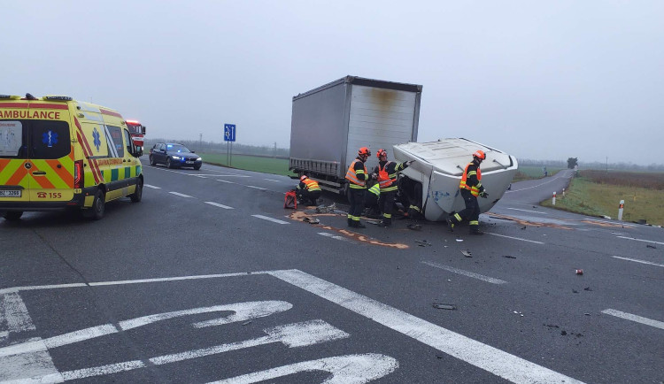 VIDEO: Hlavní tah mezi Brnem a Znojmem uzavřel střet dvou nákladních aut