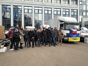 Dobrovolníci přivezli z Česka na Ukrajinu pomoc za třináct milionů. Vybavenou polní nemocnici i hračky pro děti