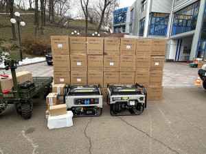 Dobrovolníci přivezli z Prahy na Ukrajinu pomoc za třináct milionů. Vybavenou polní nemocnici i hračky pro děti