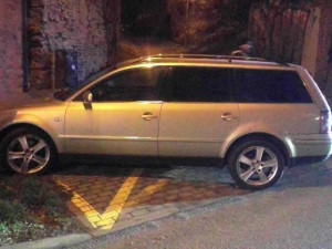 Opilý řidič se centrem Brna řítil devadesátkou. Nakonec najel na chodník a dal se na útěk