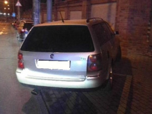 Opilý řidič se centrem Brna řítil devadesátkou. Nakonec najel na chodník a dal se na útěk