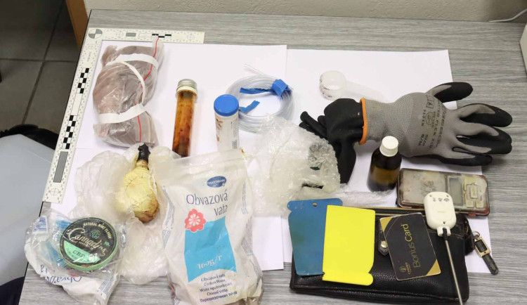 VIDEO: Kriminalisté na Brněnsku odhalili dvě varny pervitinu. Léky k výrobě drogy pocházely ze zahraničí