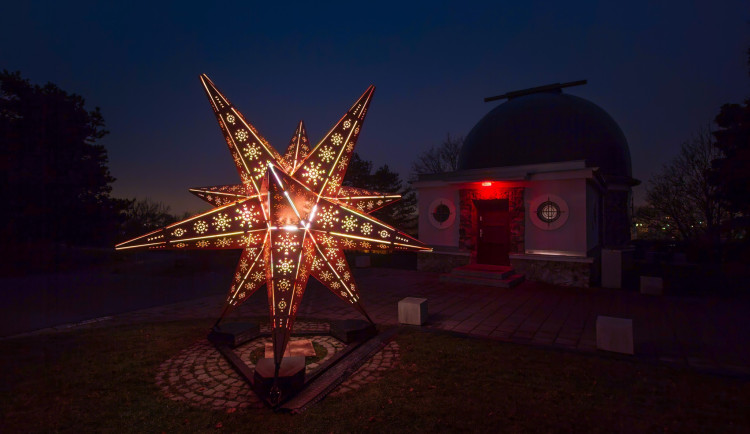 Brněnský Kravák ozdobila obří vánoční hvězda. Na místě bude celý prosinec