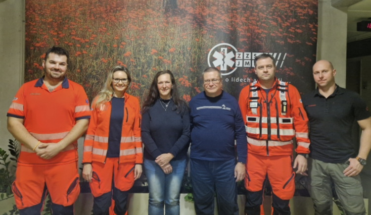 Na fotce zleva: záchranář Petr Beneš, lékařka Andrea Nováková, paní Marcela s partnerem, řidič - záchranář Zdeněk Labský a záchranář Pavel Tobiáš. Na snímku chybí inspektor provozu Honza Svoboda.