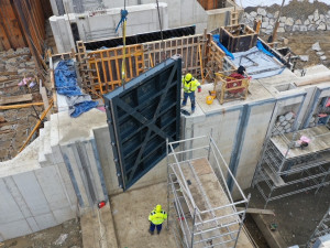Na nové plavební komoře u Sudoměřic dělníci osadili první vrata. Povodně stavbu nezdržely