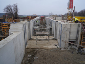 Na nové plavební komoře u Sudoměřic dělníci osadili první vrata. Povodně stavbu nezdržely