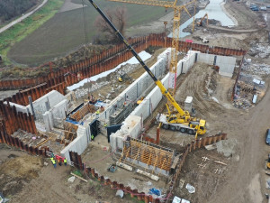 Na nové plavební komoře u Sudoměřic dělníci osadili první vrata. Povodně stavbu nezdržely