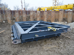 Na nové plavební komoře u Sudoměřic dělníci osadili první vrata. Povodně stavbu nezdržely