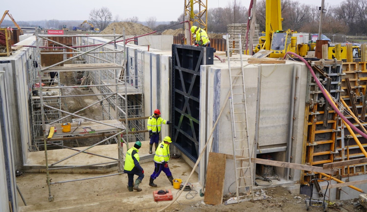 Na nové plavební komoře u Sudoměřic dělníci osadili první vrata. Povodně stavbu nezdržely