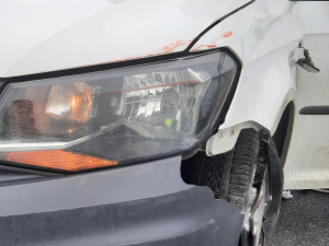 Kurýr se s autem nevlezl do jízdního pruhu na D1. Po nehodě nadýchal skoro tři promile