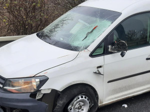 Kurýr se s autem nevlezl do jízdního pruhu na D1. Po nehodě nadýchal skoro tři promile