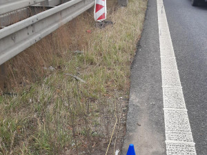 Kurýr se s autem nevlezl do jízdního pruhu na D1. Po nehodě nadýchal skoro tři promile