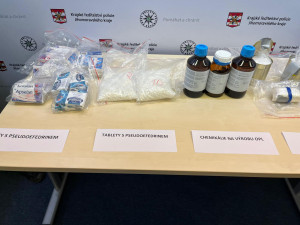 Kriminalisté zadrželi skupinu, které vyráběla a prodávala pervitin. Na akci se podílela stovka policistů