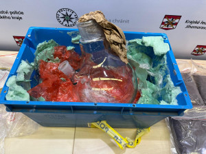 Kriminalisté zadrželi skupinu, které vyráběla a prodávala pervitin. Na akci se podílela stovka policistů