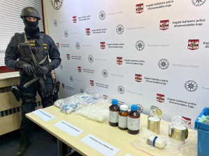 Kriminalisté zadrželi skupinu, která vyráběla a prodávala pervitin. Na akci se podílela stovka policistů