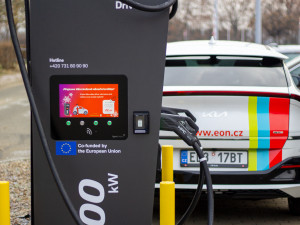 Majitelé elektromobilů nově nabijí své vozy v OC Futurum do několika minut