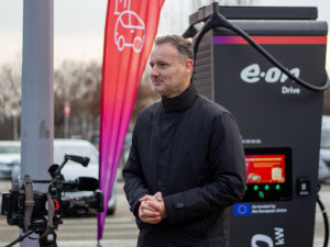 Jednatel E.ON Drive Infrastructure Martin Klíma uvedl, že otevřením těchto nových nabíječek společnost napojuje na hlavní tranzitní koridor České republiky, dálnici D1.