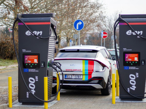 Majitelé elektromobilů nově nabijí své vozy v OC Futurum do několika minut