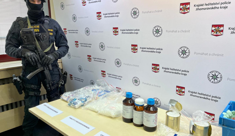 Kriminalisté zadrželi skupinu, které vyráběla a prodávala pervitin. Na akci se podílela stovka policistů