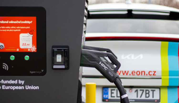Majitelé elektromobilů nově nabijí své vozy v OC Futurum do několika minut