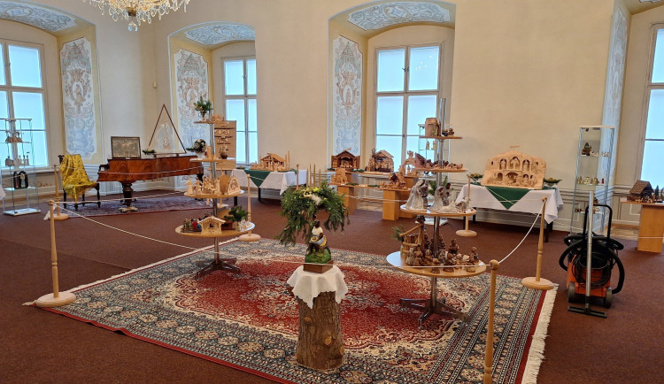 Rosický zámek vystavuje více něž dvě stovky betlémů. Polovinu výstavy tvoří sbírka jediného sběratele