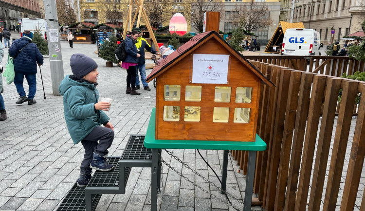 Vánoční stromy na náměstích pomáhají potřebným dětem už sto let. Kasička je na Svoboďáku i letos