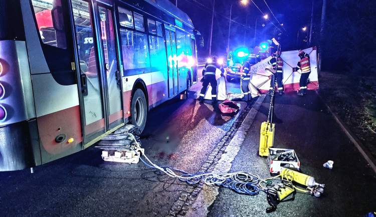 Trolejbus v Brně srazil chodce, ten zůstal zaklíněný pod zadní nápravou