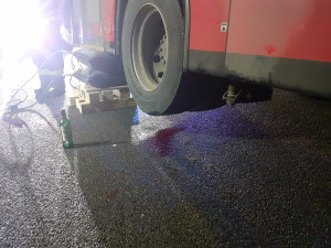 Trolejbus v Brně srazil chodce, ten zůstal zaklíněný pod zadní nápravou