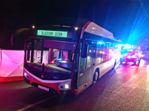 Trolejbus v Brně srazil chodce, ten zůstal zaklíněný pod zadní nápravou