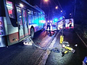 Trolejbus v Brně srazil chodce, ten zůstal zaklíněný pod zadní nápravou