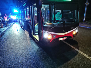 Trolejbus v Brně srazil chodce, ten zůstal zaklíněný pod zadní nápravou