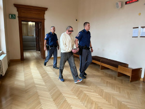 Muž ranami do hrudníku ubodal seniora, u kterého bydlel. Odsedí si patnáct let za mřížemi